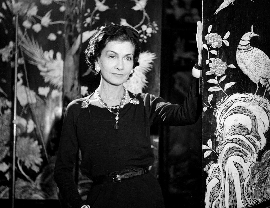 Coco Chanel luciendo un set de perlas y diamantes